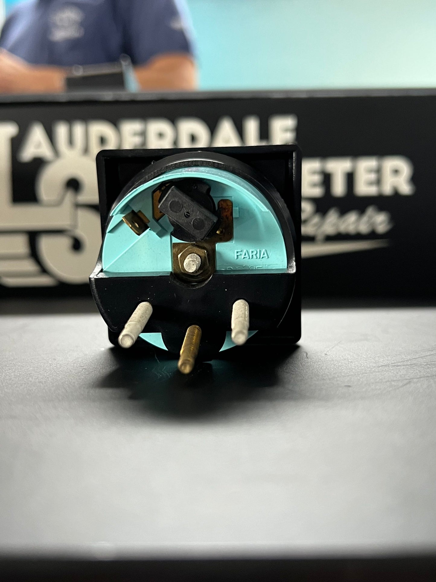 Faria Schwarzes Getriebedruckmessgerät mit quadratischer Lünette 13208