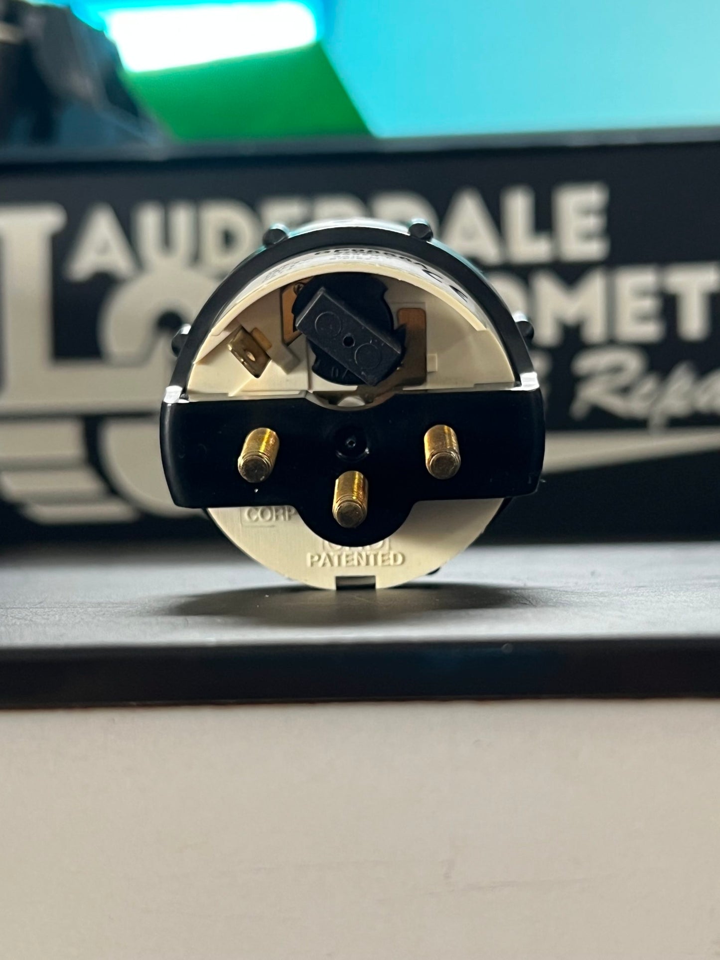 Faria White Fuel Pressure gauge Black Bezel 15PSI 12972