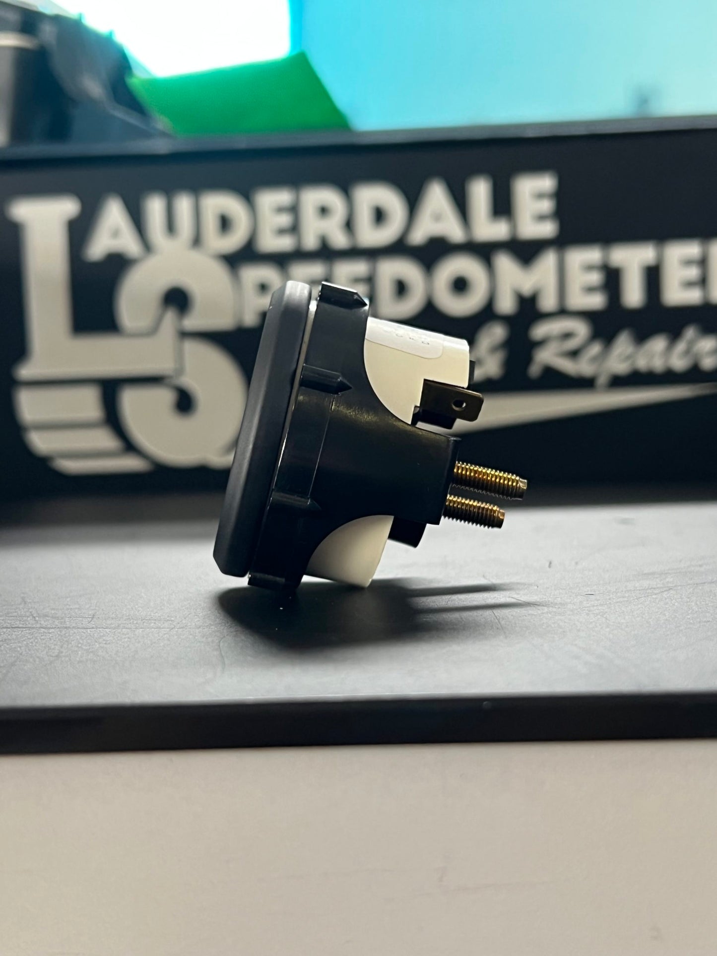 Faria Medidor de presión de combustible blanco Bisel negro 15PSI 12972